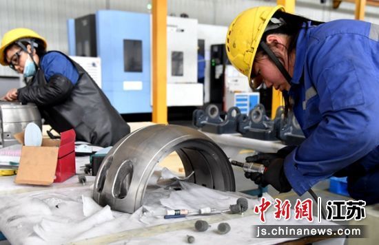 车间工人对即将出口的成品做表面处理。 朱志庚 摄