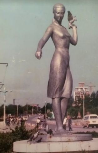 从“灰姑娘”到“放飞”,两代“少女”雕塑、一种城市精神