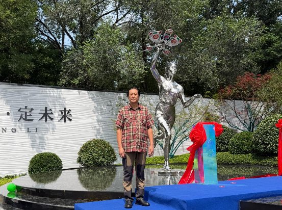 从“灰姑娘”到“放飞”,两代“少女”雕塑、一种城市精神