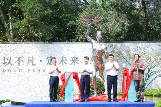从“灰姑娘”到“放飞”,两代“少女”雕塑、一种城市精神